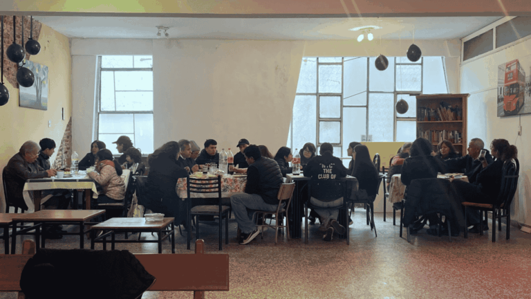 Compartiendo en el comedor como comunidad